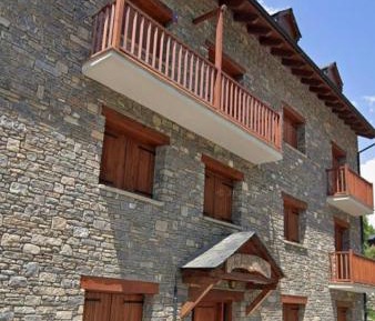 Three-Bedroom Apartment with Mountain View