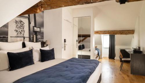Deluxe Suite 