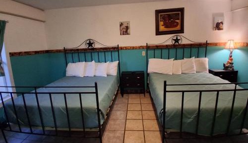 Deluxe Queen Suite