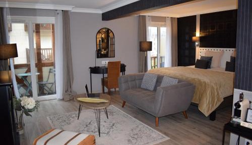 Signature lounge couture room