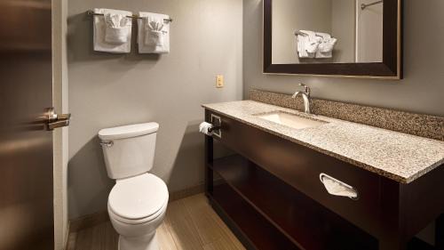 Queen Room with Two Queen Beds with Bath Tub - Mobility Accessible/Non-Smoking