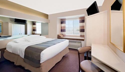 Queen Suite with Bathtub and Grab Bars - Mobility Accessible/Non-Smoking
