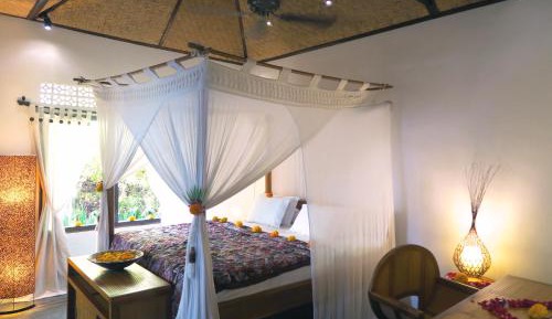 Deluxe Double Room with Side Sea View