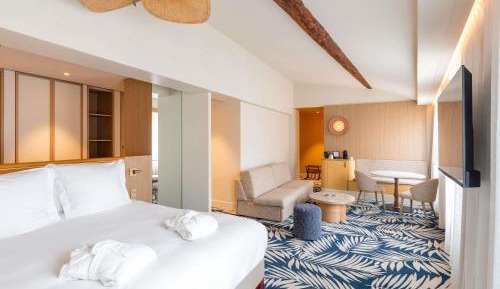 Junior Queen Suite and Sofa Bed and Street View