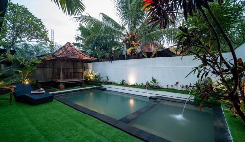 Two-Bedroom Upstairs Villa with Private Pool and Kitchen