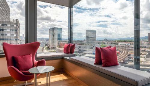 Executive Suite with separated Livingroom and Club Lounge Access