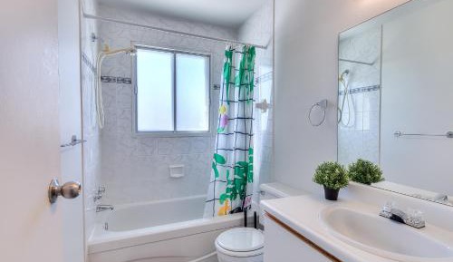 One-Bedroom Apartment with Balcony