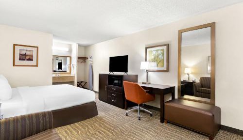 Queen Room with Sofa Bed - Non-Smoking