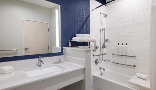 Queen Room with Two Queen Beds and Adapted Tub - Mobility Accessible