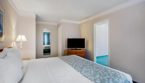 Deluxe One-Bedroom Family Suite - Non-Smoking