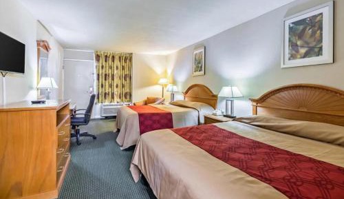 2 Queen Beds with Kitchenette