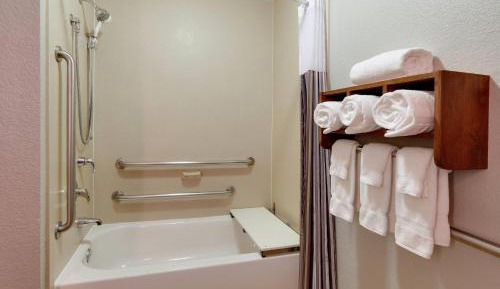 Queen Room with Two Queen Beds and Bath Tub - Mobility/Hearing Accessible - Non-Smoking