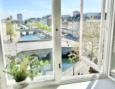 Four-Bedroom Deluxe Apartment