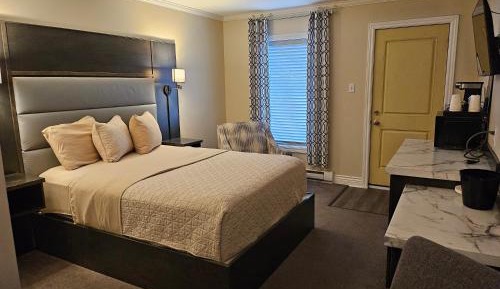 Deluxe Queen Suite