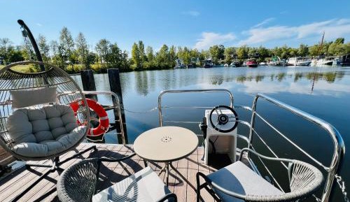 Superior Floating Suite King-Size Bed – Spa Bath   