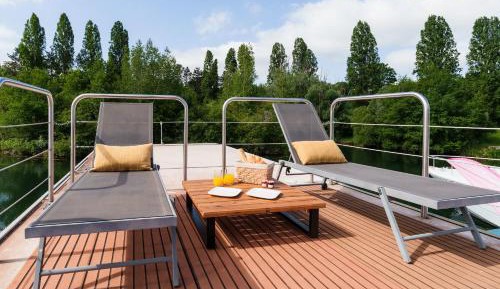 Superior Floating Suite King-Size Bed – Rooftop Spa Bath 