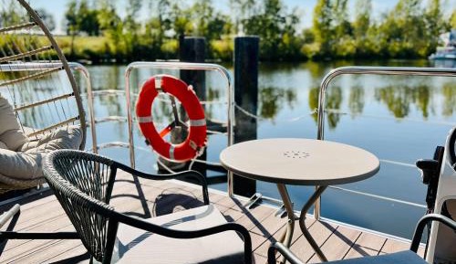 Panoramic Floating Suite Circle Bed – Spa Bath 