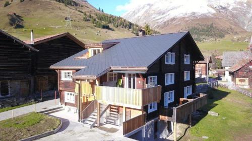 Three-Bedroom Apartment with Balcony