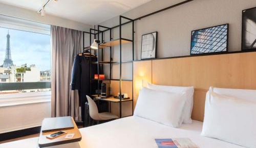 Comfort Room with Eiffel Tower View