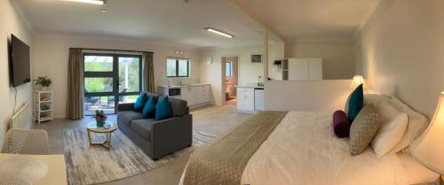 Deluxe Room (2 Adults + 1 Child)