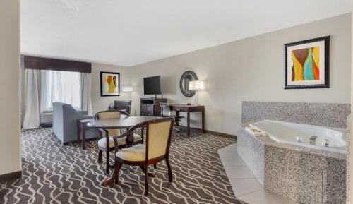 Deluxe King Suite with Spa Bath - Non-Smoking