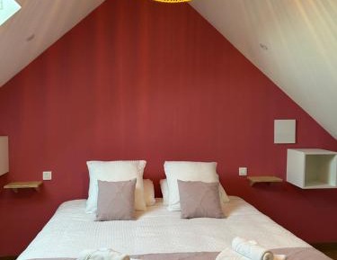 Deluxe Room (2 Adults + 1 Child)