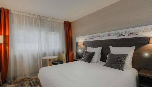 Classic Room with One Double Bed and Twin Beds