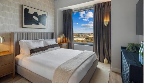 Deluxe One-Bedroom Apartment