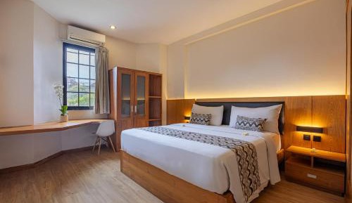 Signature Suite with Kitchen & Living Room