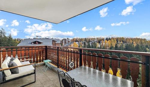 Apartment with Mountain View