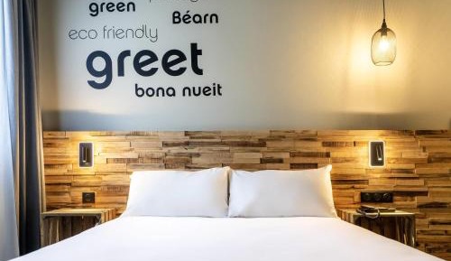 Pop Room with One Double Bed