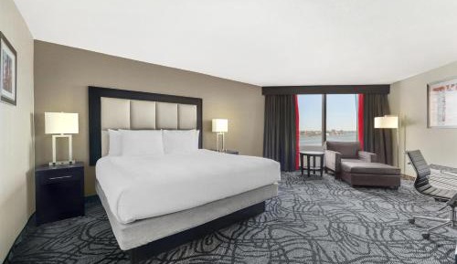 King Room with River View - Non-smoking