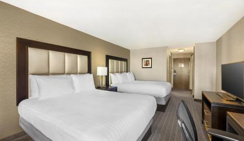 Queen Room with Two Queen Beds with River View - Non-smoking