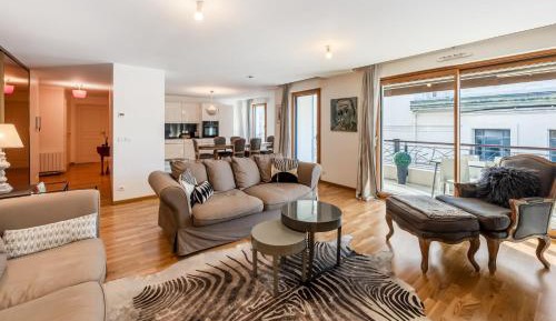 Three-Bedroom Apartment with Lake View