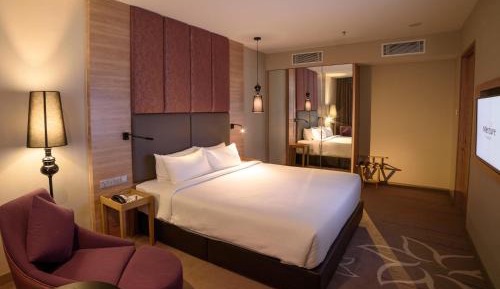 Executive Queen Suite with Sofa