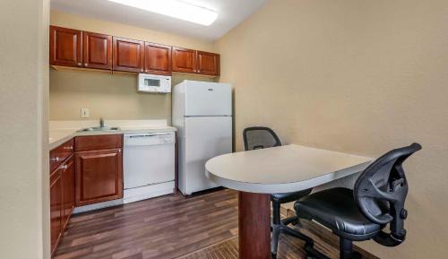 2 Full Beds | Non-Smoking, Kitchen