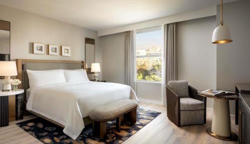 Fairmont King Room with Bay View and Roll In Shower -Mobility Access