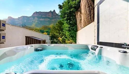 Deluxe Suite with Spa Bath