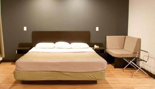 Deluxe Queen Room - Non-Smoking