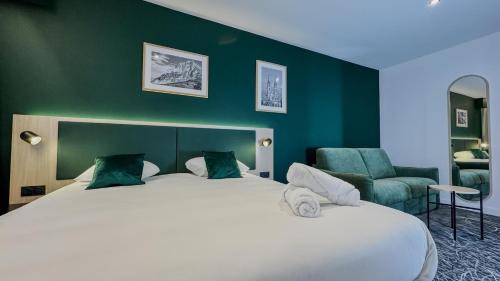 Superior King Room with Sofa Bed - Non-Smoking