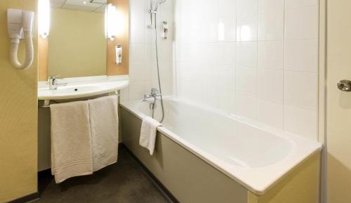 Standard Room with Double Bed and Twin Beds