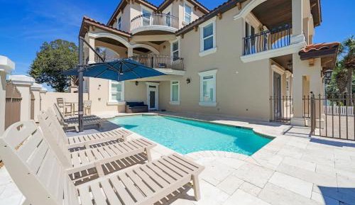 Eight-Bedroom Holiday Home