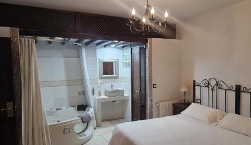 Deluxe Suite with Spa Bath