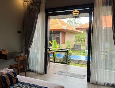 Queen Room with Pool View