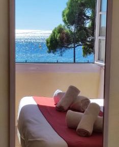 Double Room with Queen Bed and Sea View 