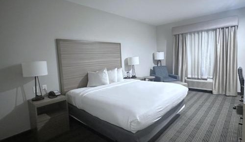 King Suite with Bath Tub and Sofa Bed - Disability/Non-Smoking