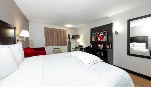Premium King Room First Floor Smoke Free (Upgraded Bedding & Snack Box)