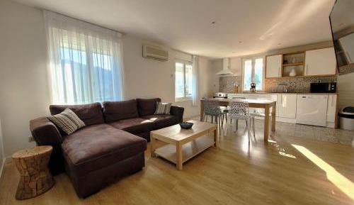 Apartment with Mountain View