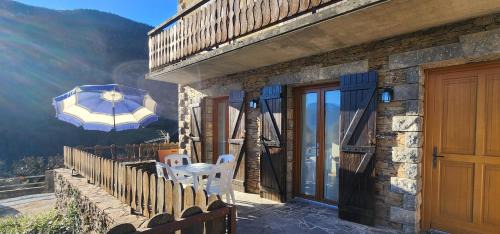 Apartment with Mountain View
