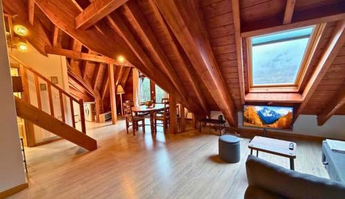 Apartment with Mountain View